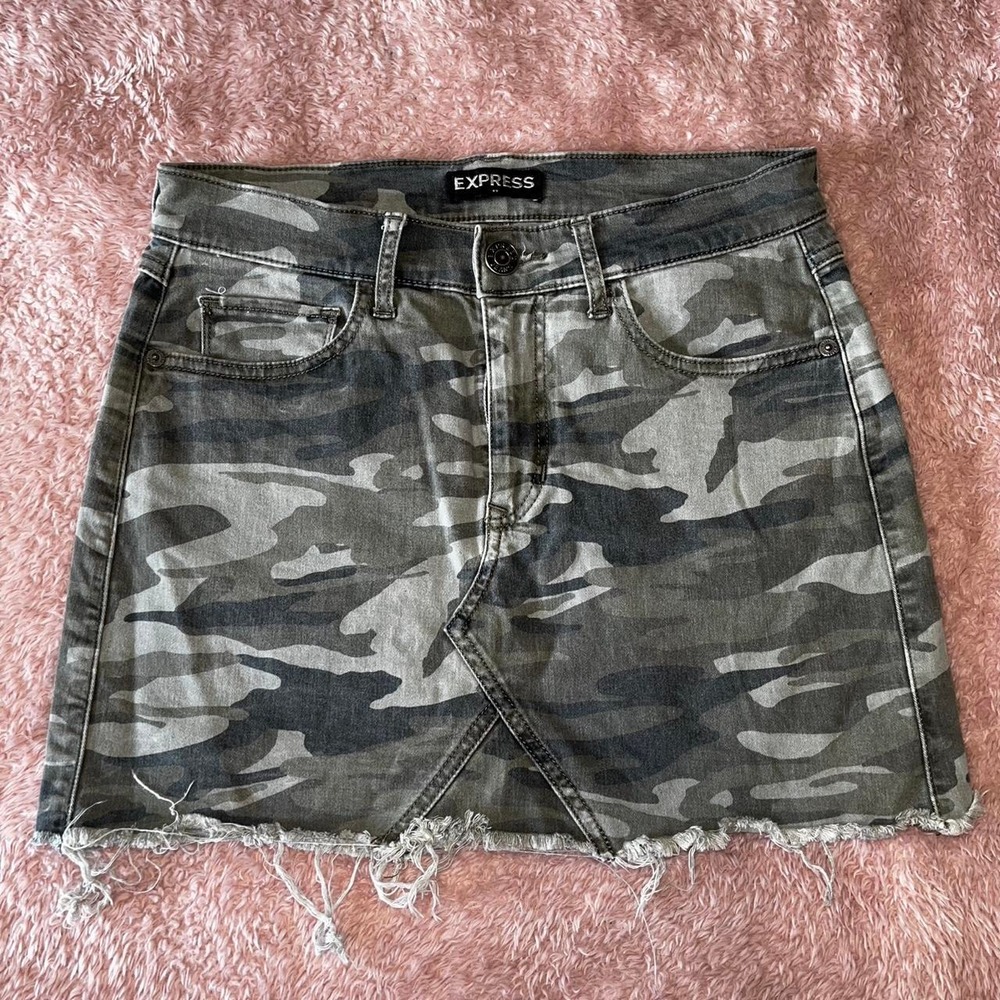 Express Womens Gray Camo Denim Mini Skirt Frayed Raw Hem Size 4 Camouflage